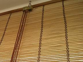 lacná bambusová roletka namontovaná na strop